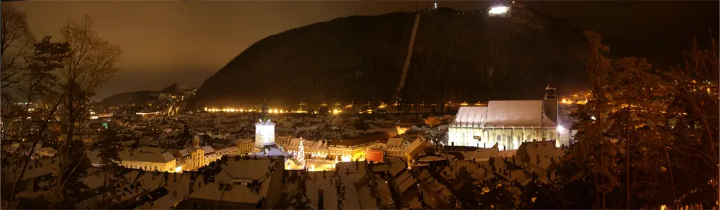 Panorama Brașovului iluminat noaptea