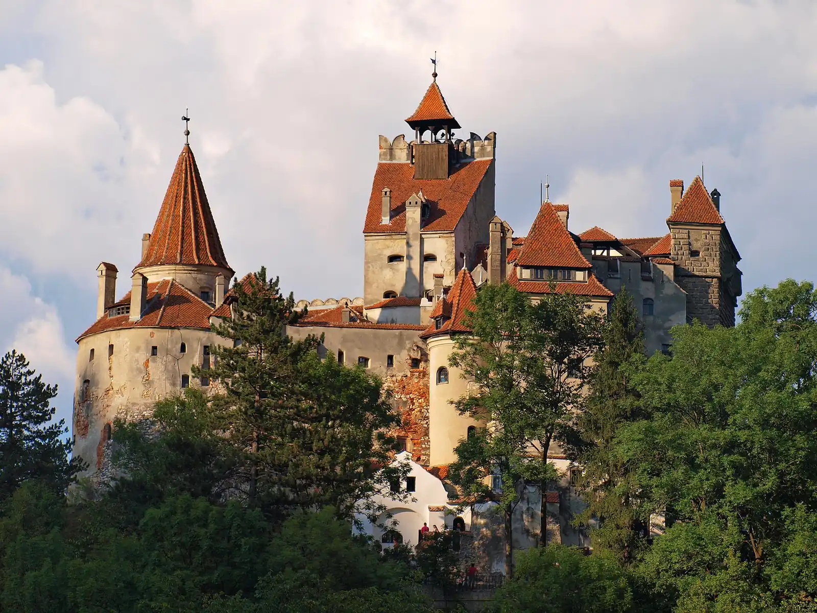 Castelul Bran văzut din exterior, într-un peisaj montan