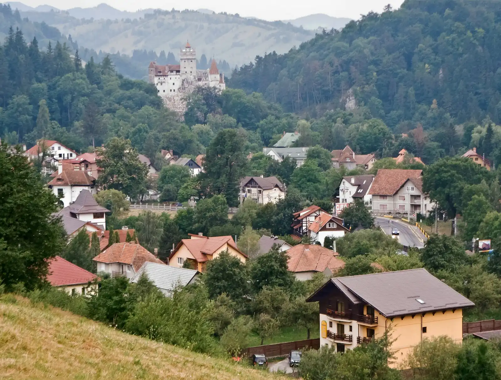 Vedere panoramică asupra Castelului Bran și a satului Bran