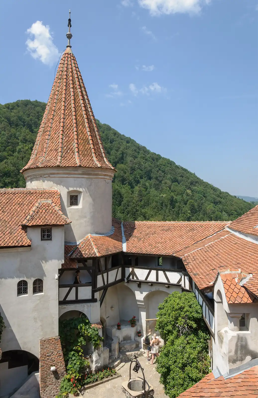 Curtea interioară și turnul rotund al Castelului Bran