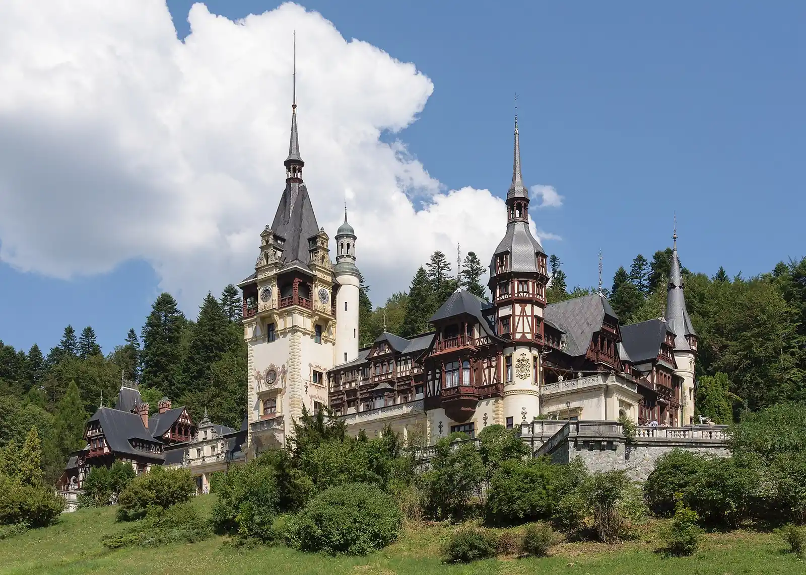 Castelul Peleș din Sinaia văzut din grădinile domeniului