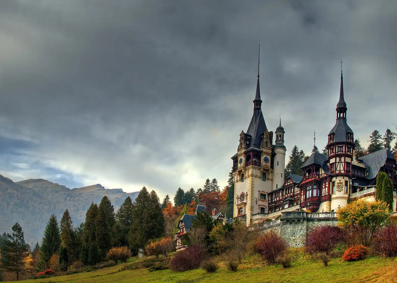 Vedere panoramică asupra Castelului Peleș și Munților Bucegi