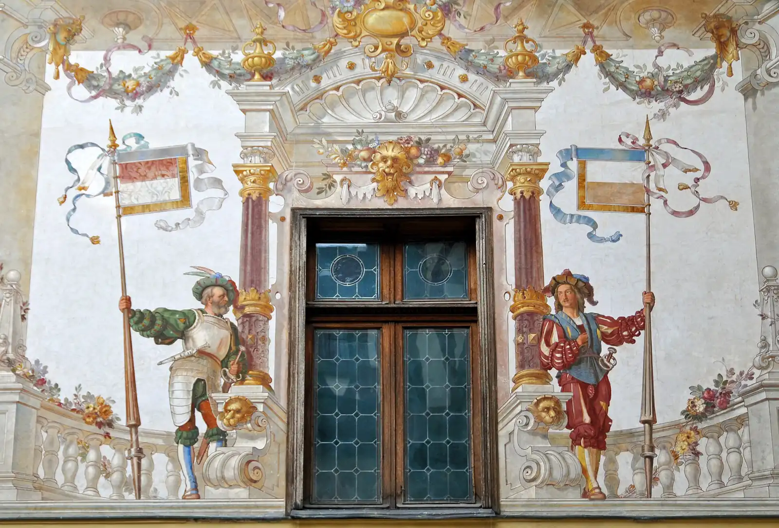 Picturi decorative și intrare din curtea interioară a Castelului Peleș