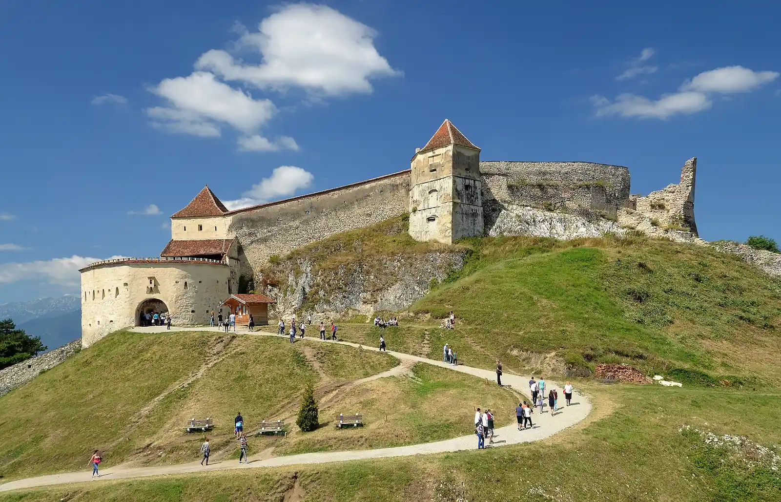 Intrarea principală și zidurile medievale ale Cetății Râșnov