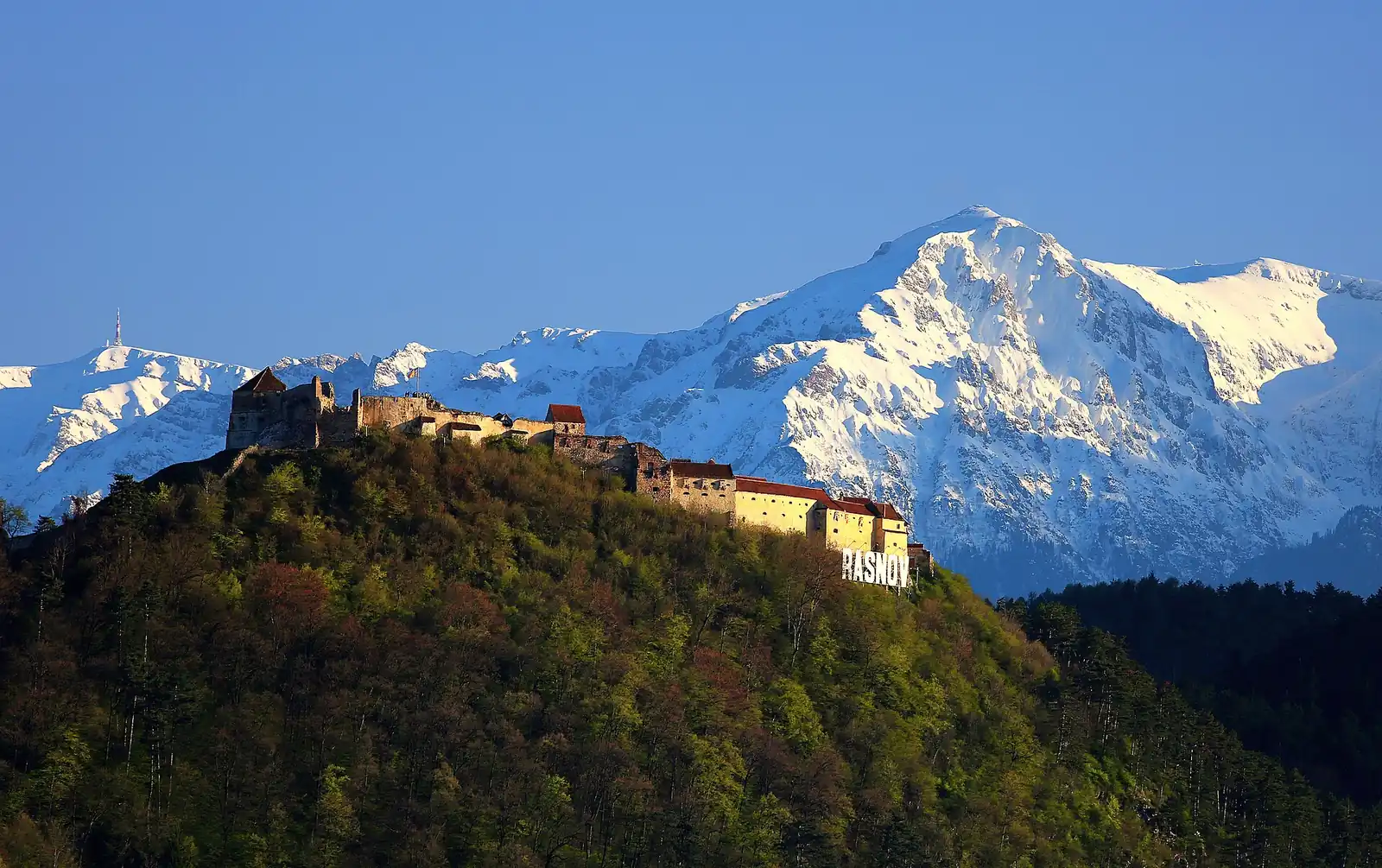 Cetatea Râșnov văzută de pe drumul dintre Cristian și Râșnov