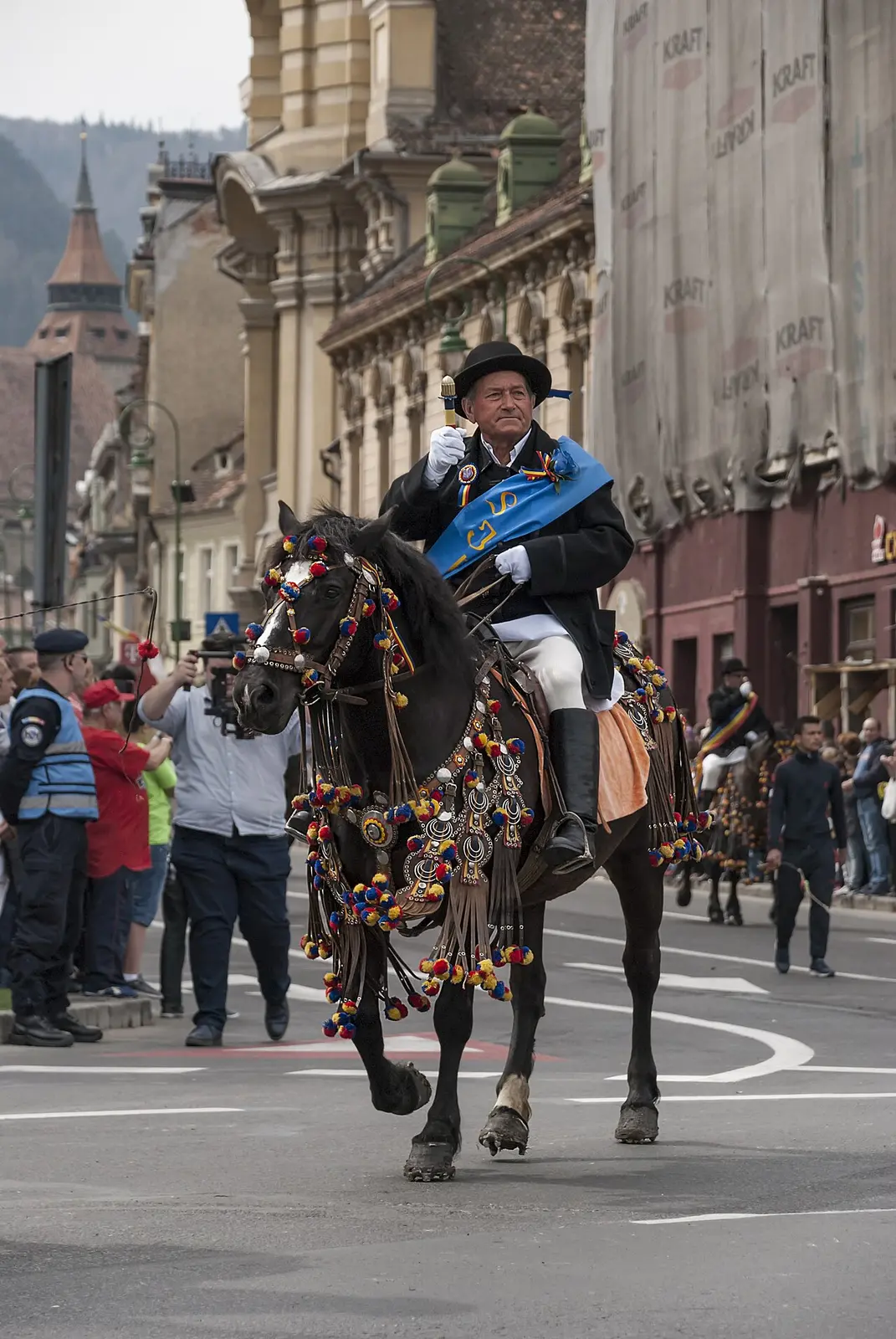 Călăreț în costum tradițional la parada Junilor Brașovului
