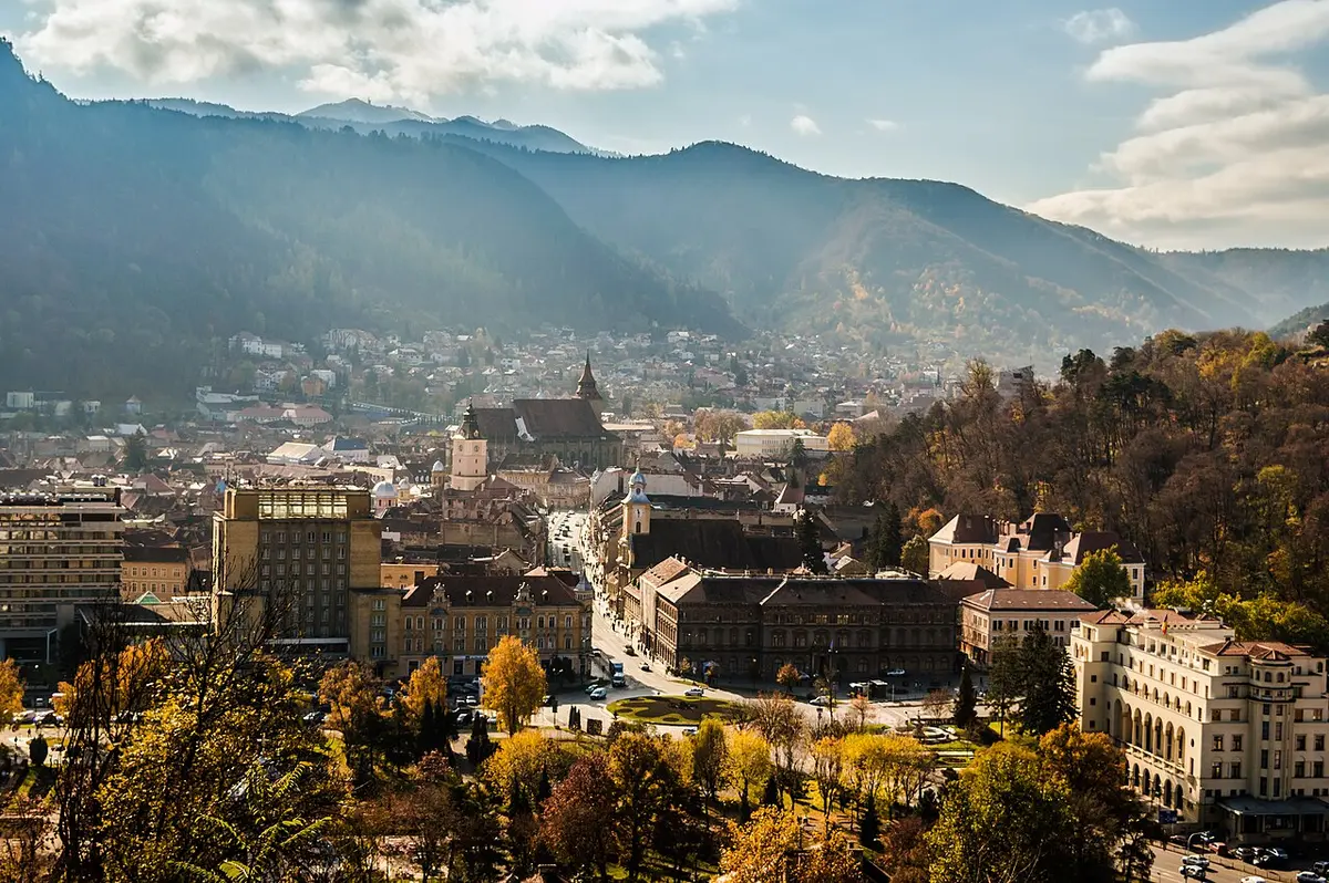 Panoramă asupra centrului vechi din Brașov, destinație pentru un city-break