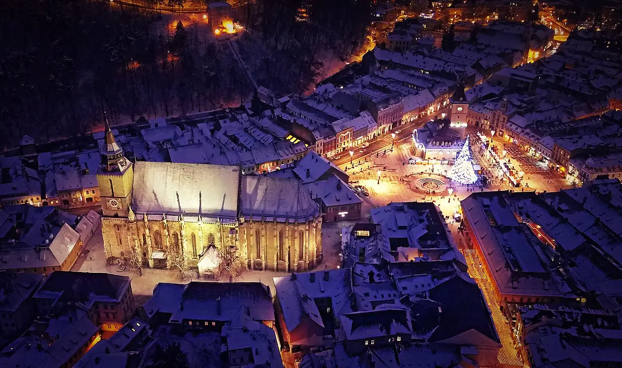 Centrul vechi și Piața Sfatului din Brașov iarna, la asfințit