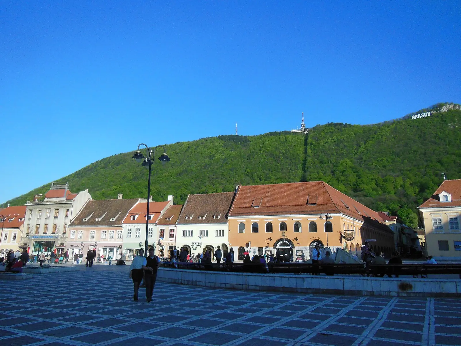 Piața Sfatului din Brașov și clădirile istorice din jur
