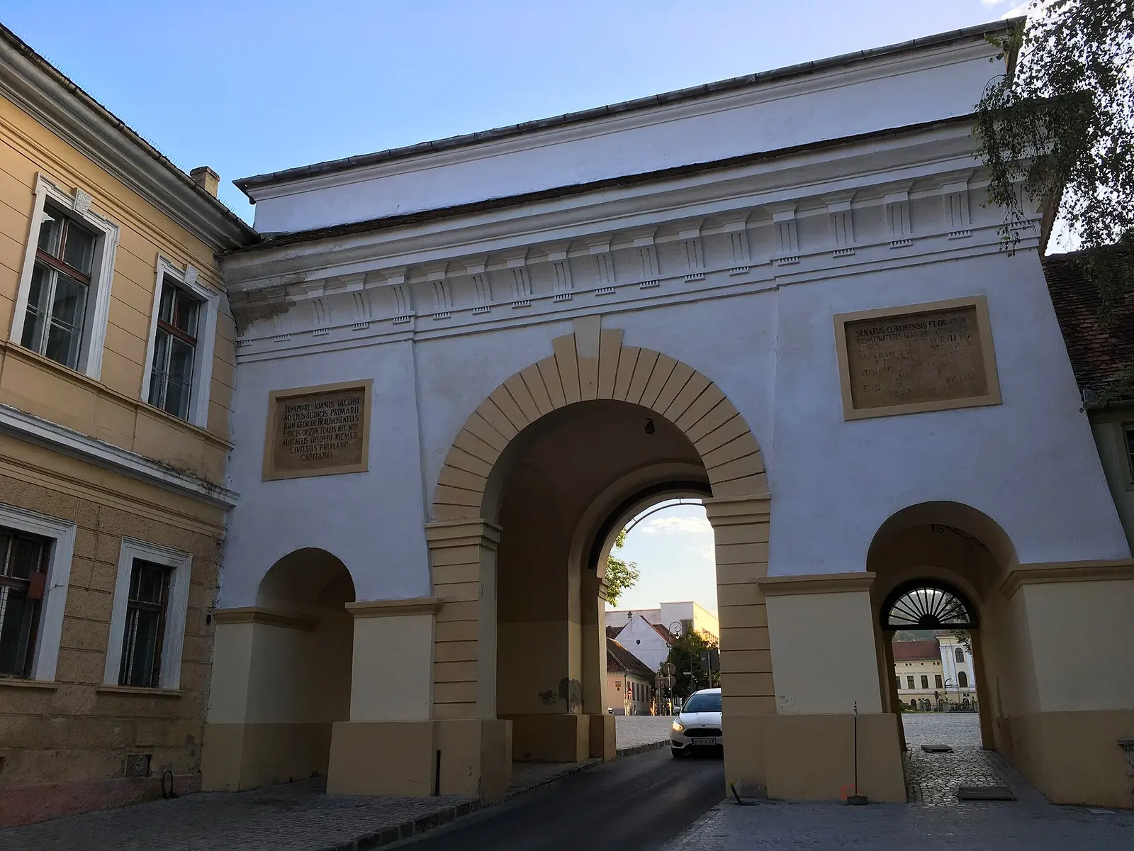 Poarta Șchei din Brașov văzută dinspre centrul istoric