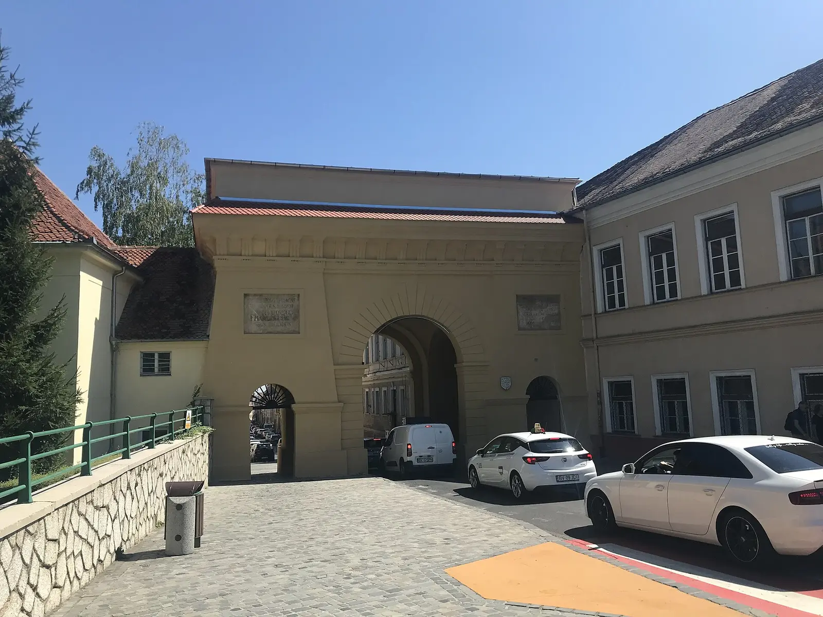 Traseul prin Poarta Șchei spre Șcheii Brașovului