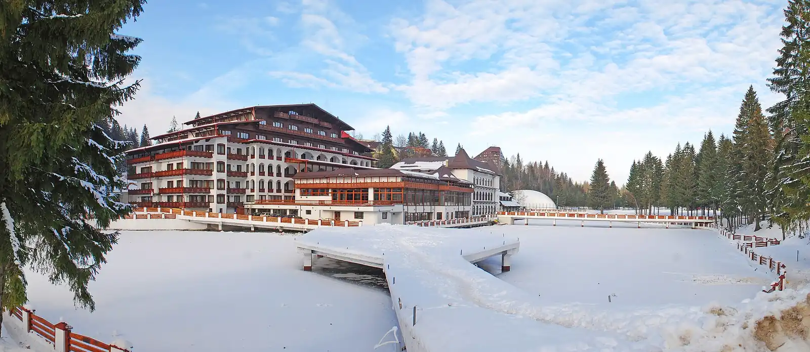 Panoramă de iarnă asupra stațiunii Poiana Brașov