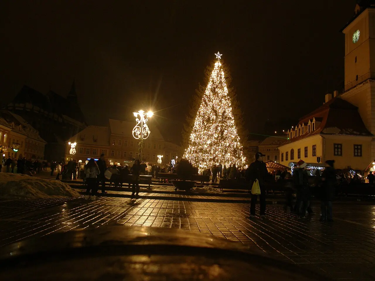 Piața Sfatului decorată și iluminată pentru sărbătorile de iarnă